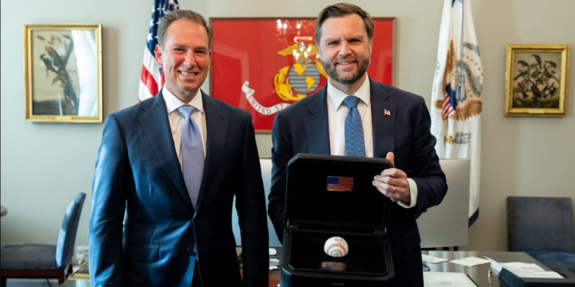 L’Ambasciatore Burch dona a Trump, Vance e Rubio pallina da baseball firmata da Papa Leone XIV