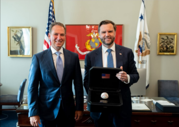 L’Ambasciatore Burch dona a Trump, Vance e Rubio pallina da baseball firmata da Papa Leone XIV