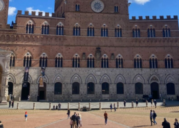 Palio di Siena, diversi gli Ambasciatori presenti alle trifore di Palazzo Pubblico