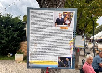 Trasacco, l’intervista a Gazzetta Diplomatica esposta tra gli alberi del Paese in omaggio a Massimiliano Colasuonno Taricone