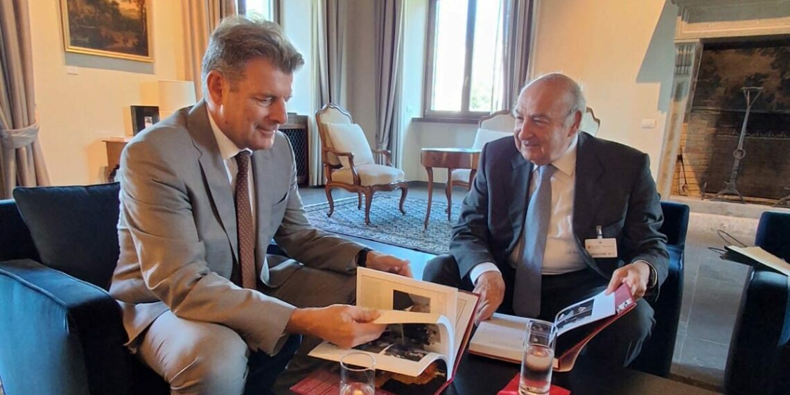 Cortese presenta all’Ambasciatore Balzaretti Nuovo Volume dedicato alla Residenza d’Italia a Berna