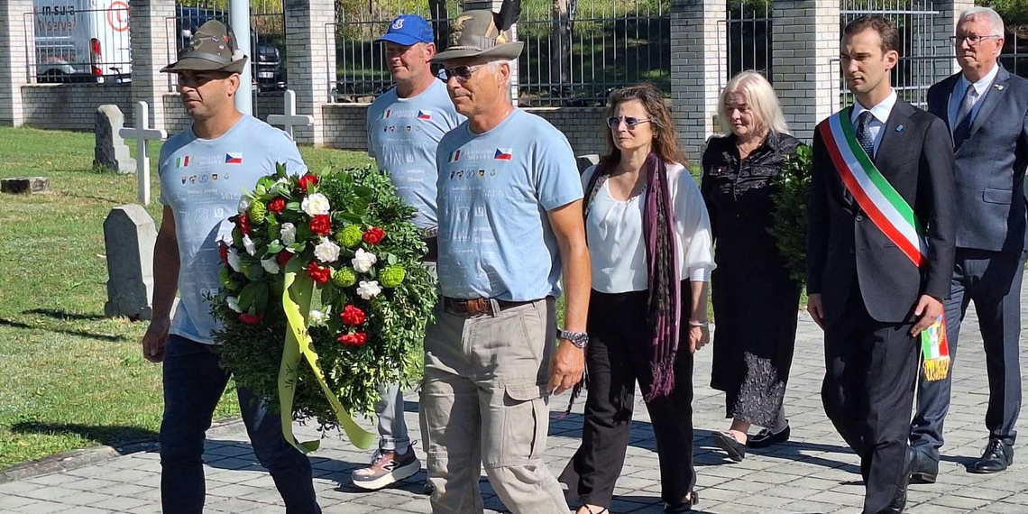 La squadra ciclistica “Alè Azzurri” rende omaggio al Sacrario militare italiano di Milovice