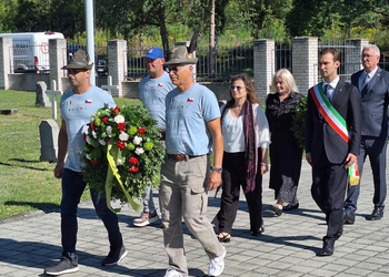 La squadra ciclistica “Alè Azzurri” rende omaggio al Sacrario militare italiano di Milovice