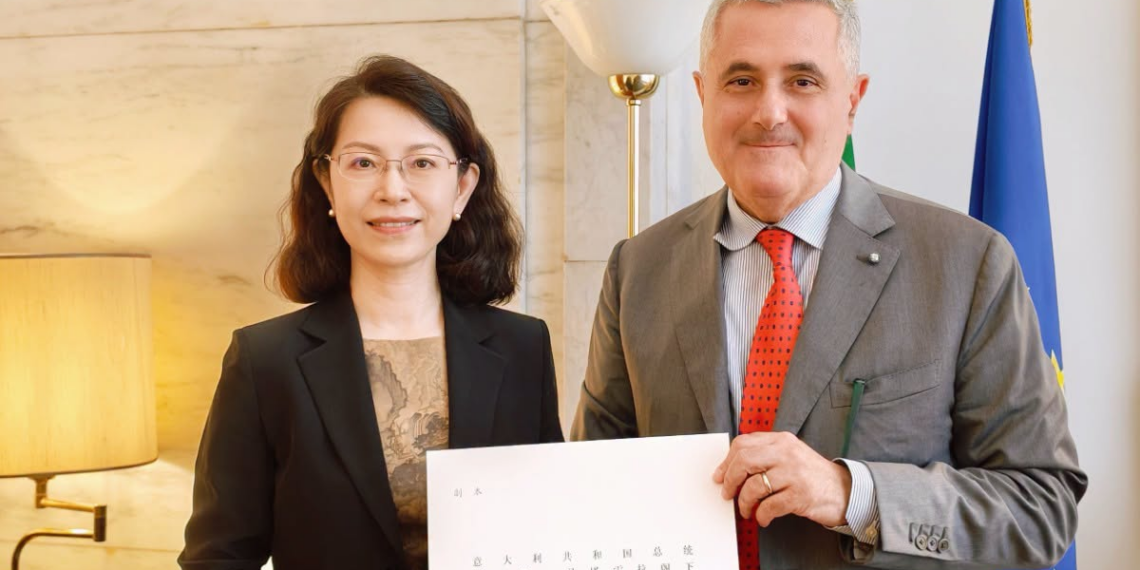 L’Ambasciatrice designata della Repubblica Popolare Cinese Hou Yue presenta copia delle Lettere Credenziali