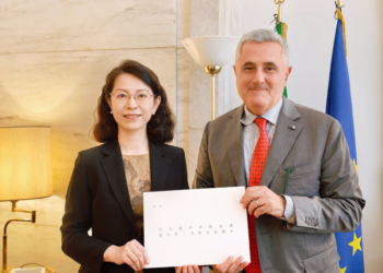 L’Ambasciatrice designata della Repubblica Popolare Cinese Hou Yue presenta copia Lettere Credenziali