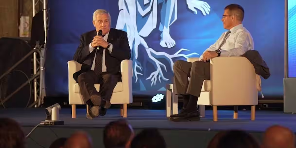 Tajani e le donne “meno appariscenti”: scoppia la polemica. Renzi: “Ministro ha idee ottocentesche”