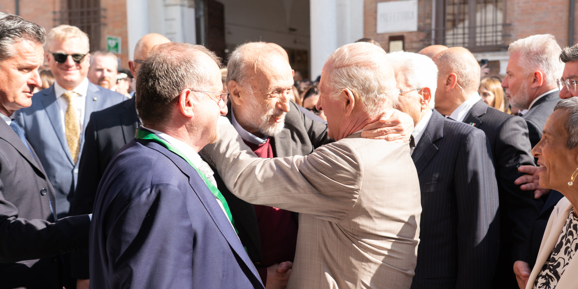 Re Carlo III ricorda Carlo Petrini a Terra Madre Salone del Gusto 2026. Il messaggio letto dall’Ambasciatore Hickey