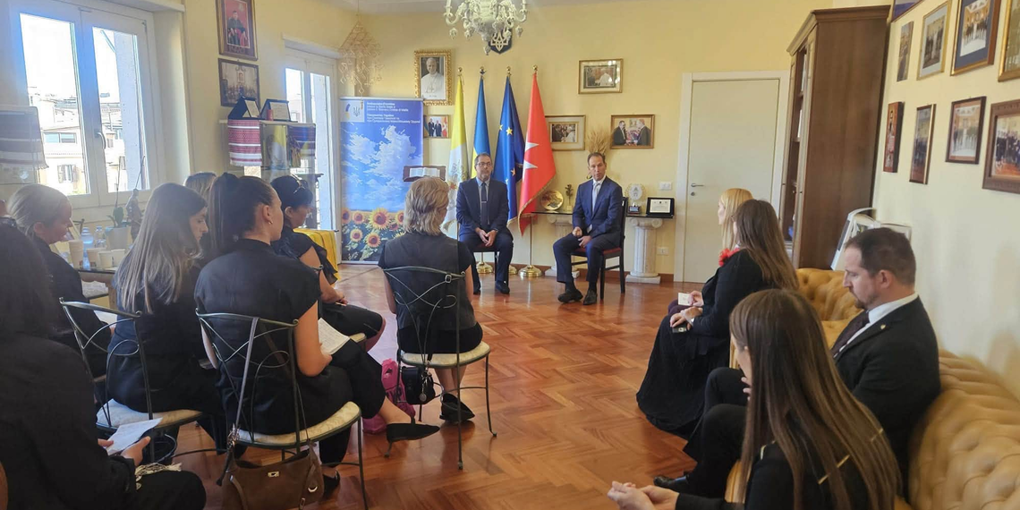 Familiari dei prigionieri ucraini incontrano l’Ambasciatore USA presso la Santa Sede Brian Burch
